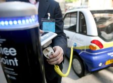 Abans de comercialitzar els cotxes elèctric cal disposar de milers de llocs públic on poder recarregar la seva bateria.